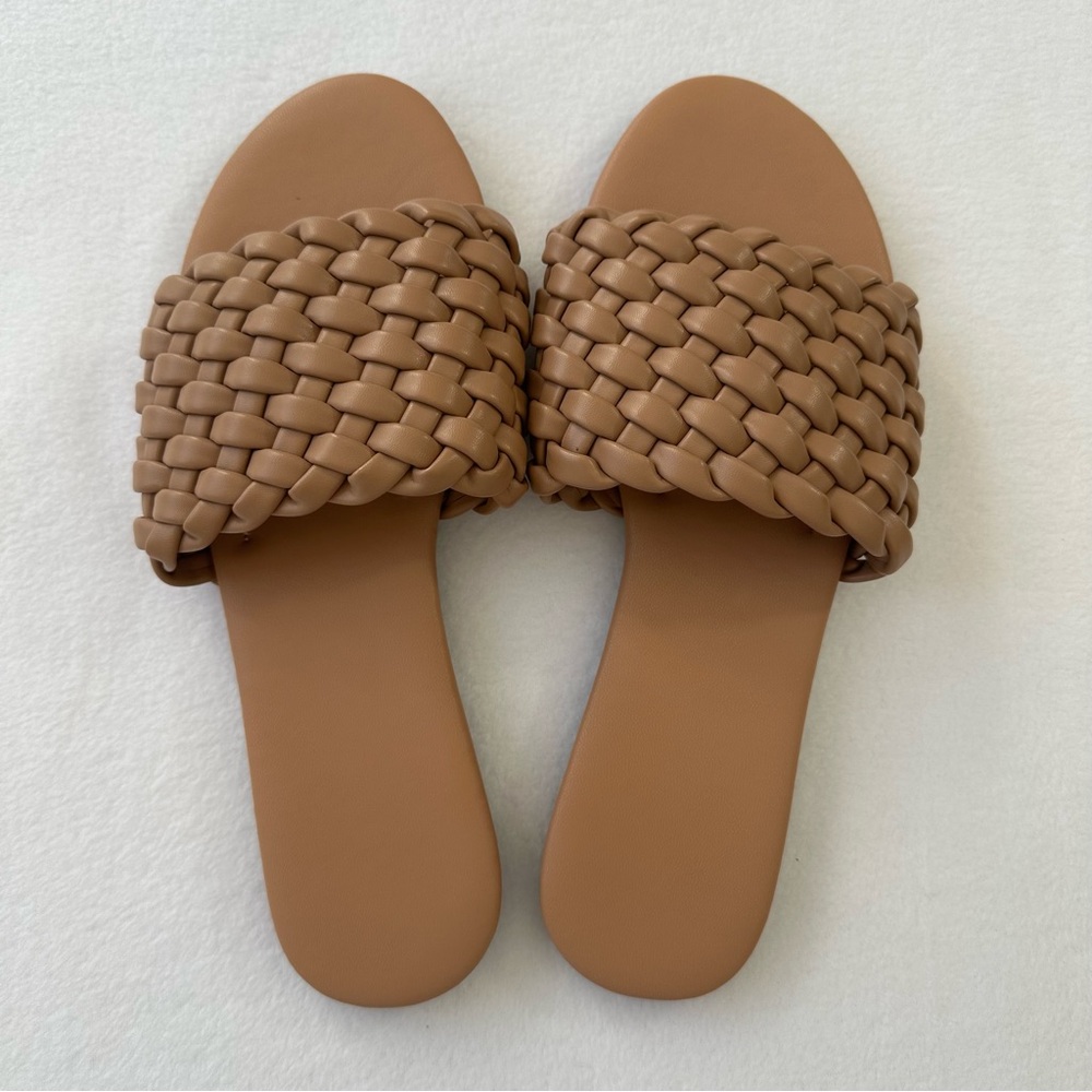 Woven Tan Slide On Sandals Faux Leather Summer Essential Women’s Size 9 NWOT